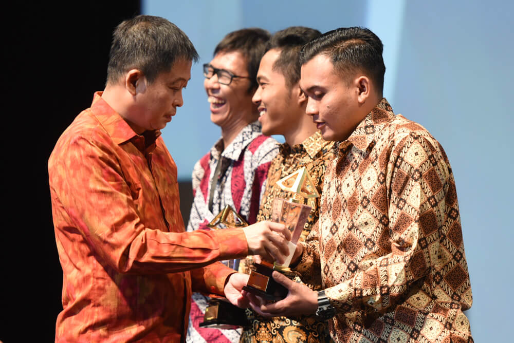 Aji Styawan menerima penghargaan Wartawan Energi 2019 dari Kementerian ESDM